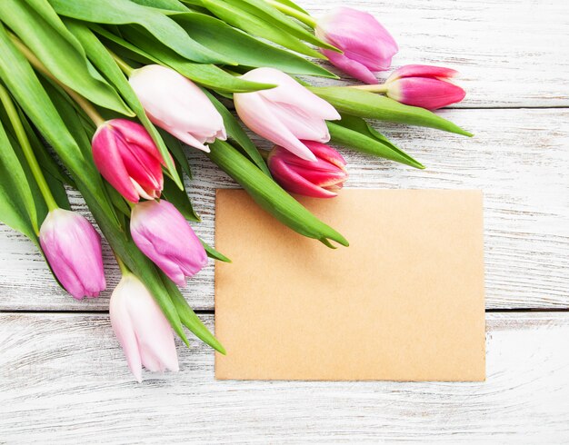 Fleurs de tulipes printanières et carte de voeux