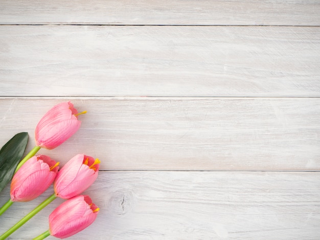 Fleurs de tulipes printanières sur un vieux bois