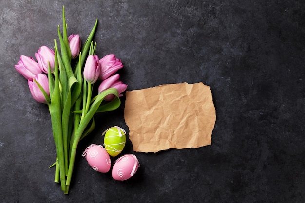 Fleurs de tulipes roses et oeufs de pâques