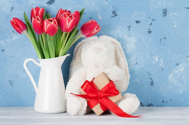 Fleurs de tulipes rouges et lapin de Pâques