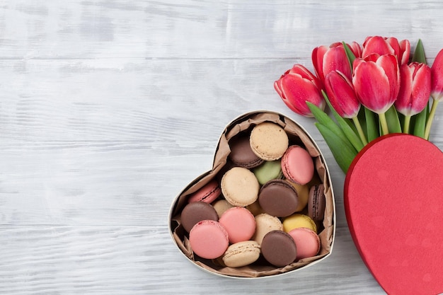 Fleurs de tulipes rouges et macarons