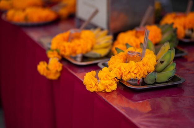 Fleurs à vendre dans un temple à Bangkok