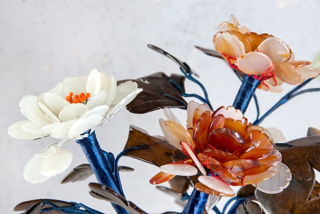 Fleurs en verre vintage sur béton.