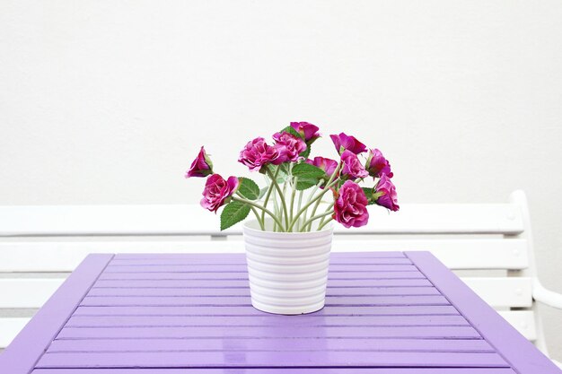 Fleurs violettes sur une table