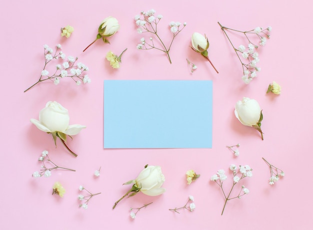 Fleurs sur une vue de dessus de fond rose clair