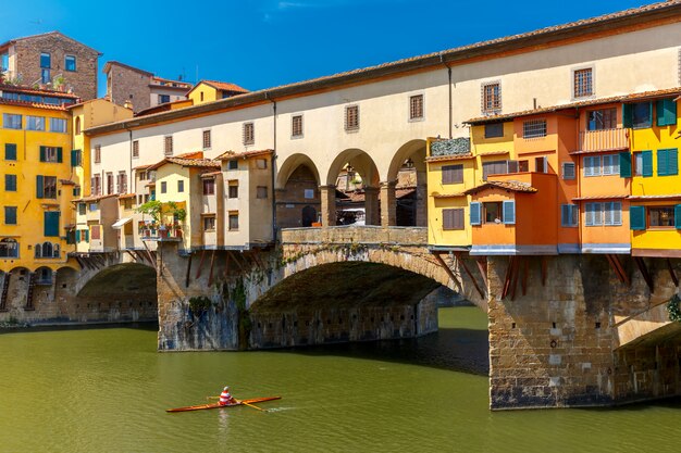 Fleuve Arno et Ponte Vecchio à Florence, Italie