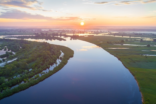 Le fleuve Dniepr (Dniapro) en Biélorussie à une aube