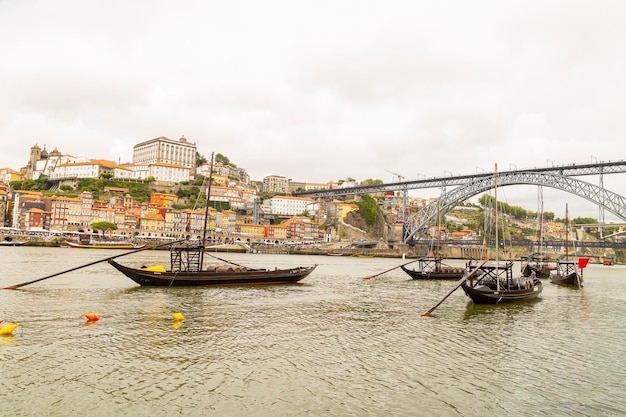 Photo fleuve douro au portugal avec bateau et vue sur la ville de porto au portugal