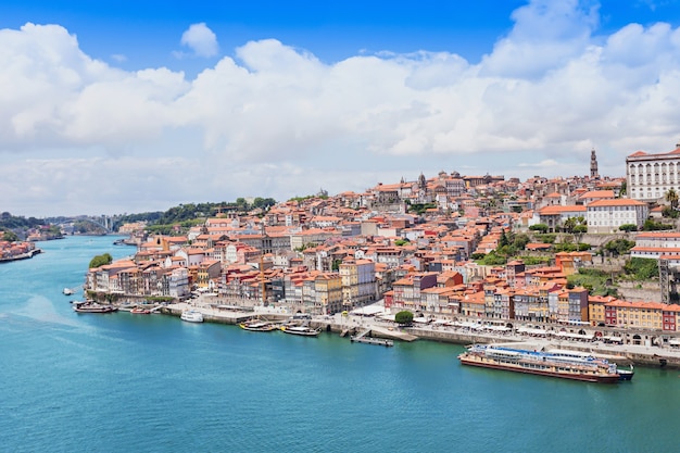 Fleuve Douro et bateaux traditionnels à Porto, Portugal