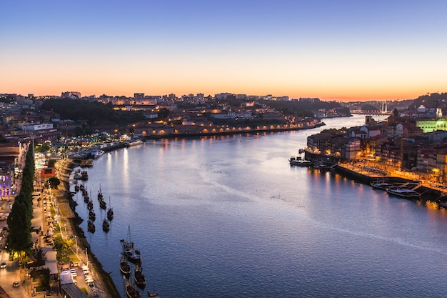 Fleuve Douro et bateaux traditionnels à Porto, Portugal