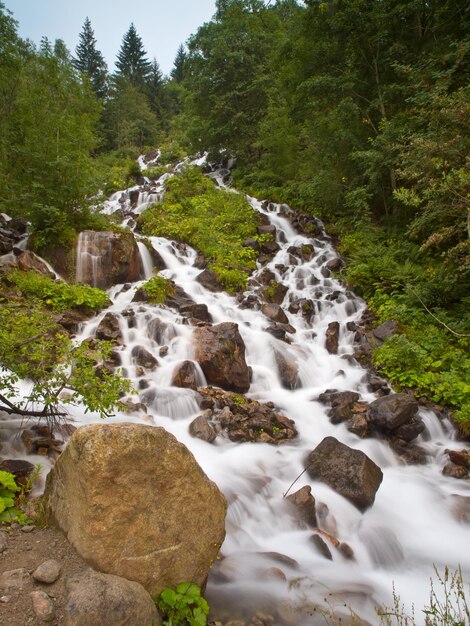 Photo un fleuve frais dans les alpes en france