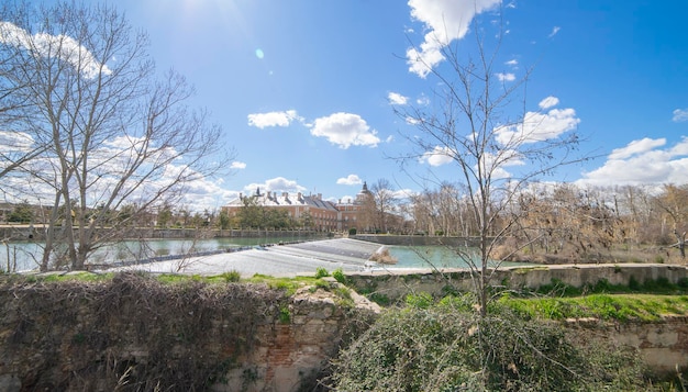 Le fleuve Tajo à côté du Palais d'Aranjuez. cascades avec canards et oies