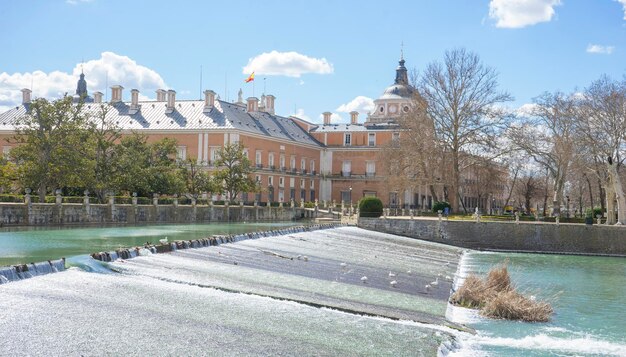 Le fleuve Tajo à côté du Palais d'Aranjuez. cascades avec canards et oies