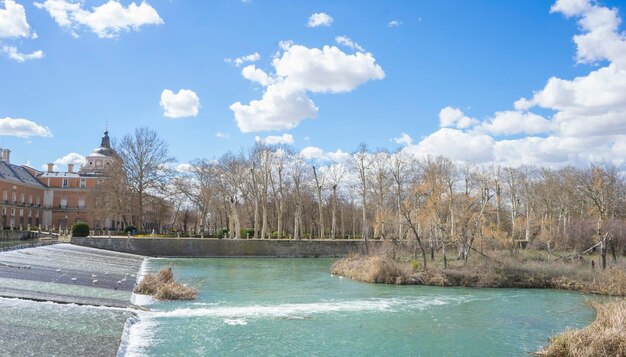 Le fleuve Tajo à côté du Palais d'Aranjuez. cascades avec canards et oies