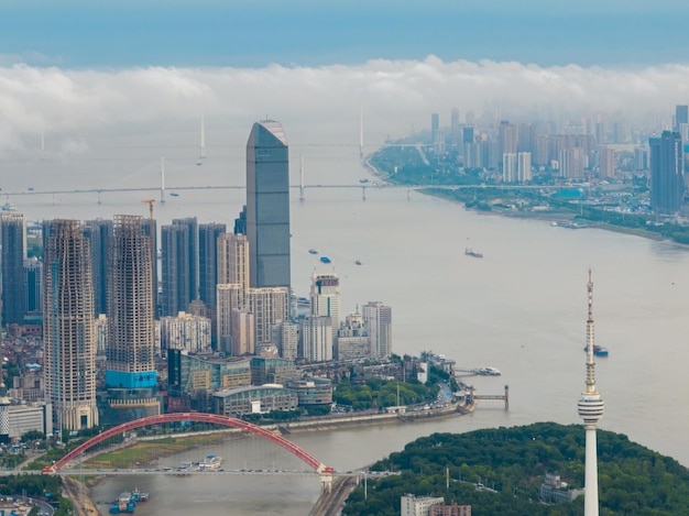 Photo le fleuve yangtze et le fleuve han de wuhan sur les quatre rives de la ville.