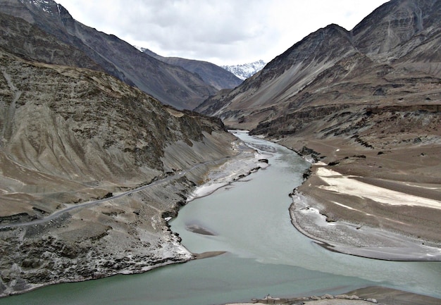 Le fleuve Zanskar ... le premier affluent majeur de l'Indus