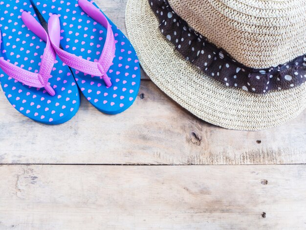 Flip flop bleu avec chapeau tissé