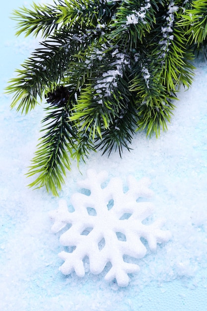 Flocon de neige décoratif et sapin sur fond clair