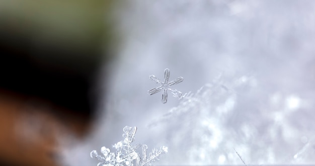 Photo flocon de neige sur la neige vacances d'hiver et fond de noël