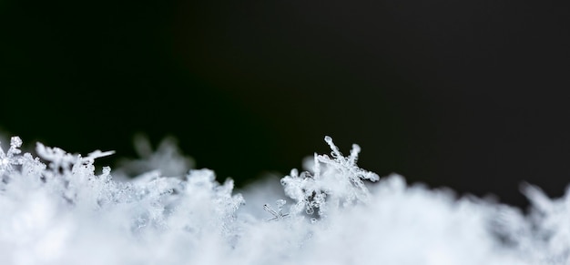 Flocon de neige sur la neige Vacances d'hiver et fond de Noël