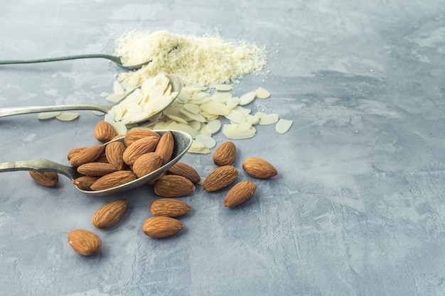 flocons d'amandes et farine fabriquée à partir de celle-ci vue de dessus