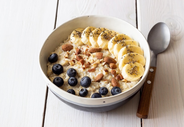 Flocons d'avoine avec bananes, myrtilles, amandes et miel Alimentation saine Alimentation végétarienne Petit-déjeuner