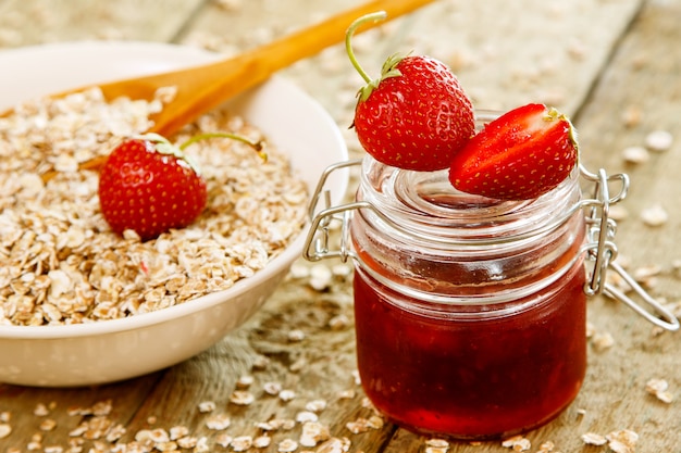 Flocons d'avoine avec confiture de fraises