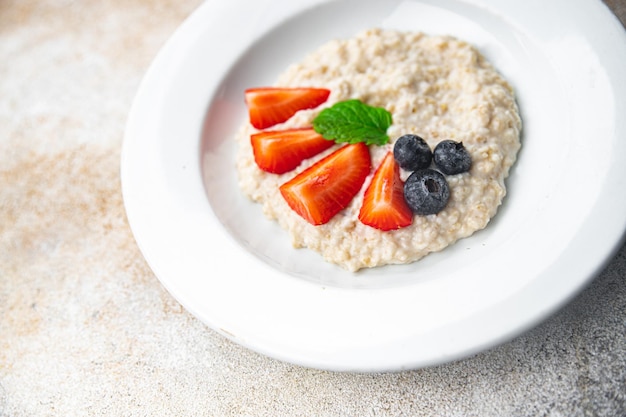 flocons d'avoine frais petit déjeuner porridge baies repas sain nourriture collation sur la table copie espace nourriture