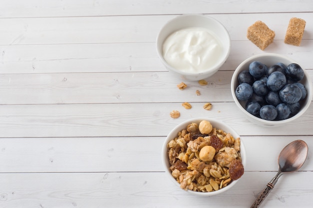 Flocons d'avoine, granulés et muesli aux noix et aux bleuets. Le concept de nourriture saine, petit déjeuner.