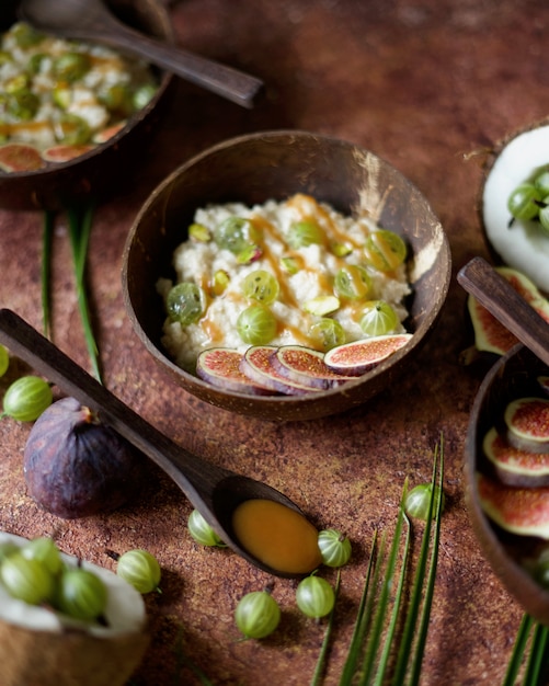 Flocons d&#39;avoine avec noix de coco, baies de groseille, sauce caramel et figues. Style asiatique