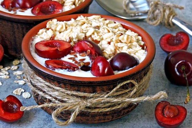 Flocons d'avoine pour le petit déjeuner avec du yaourt et des cerises douces. Kéfir et flocons d'avoine. Probiotiques. Produits laitiers fermentés.