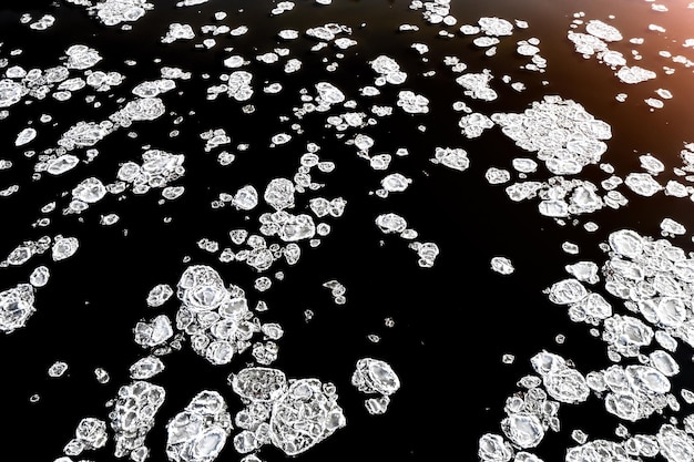 Flocons de glace flottant sur la vue de dessus de la mer