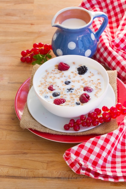 Flocons de lait et d'avoine aux baies sur table en bois