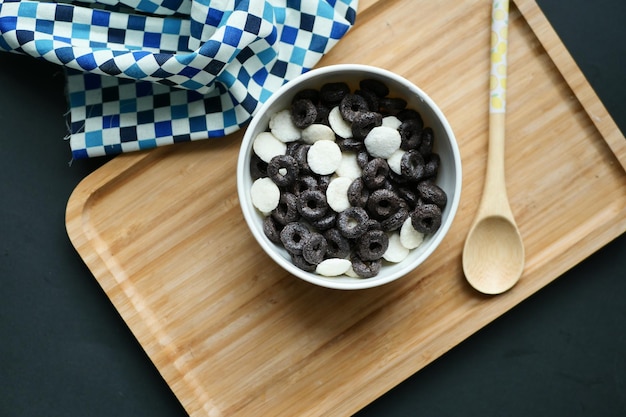 Flocons de maïs au chocolat dans un bol sur la table