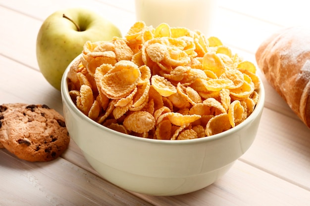 Flocons de maïs sains avec du lait pour le petit déjeuner avec des fruits.