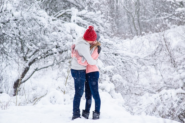 Flocons de neige autour de femme et homme amoureux