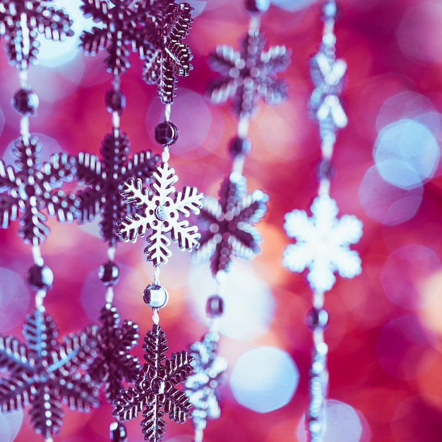 Flocons de neige bleus sur l'arrimage sur fond flou