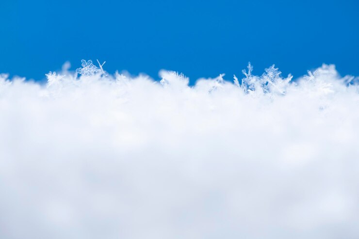 Photo des flocons de neige cristallins sur un gros plan de neige blanche arrière-plan macro d'hiver