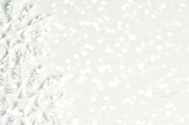 Flocons de neige de décorations de Noël blanc sur fond peint en bois blanc
