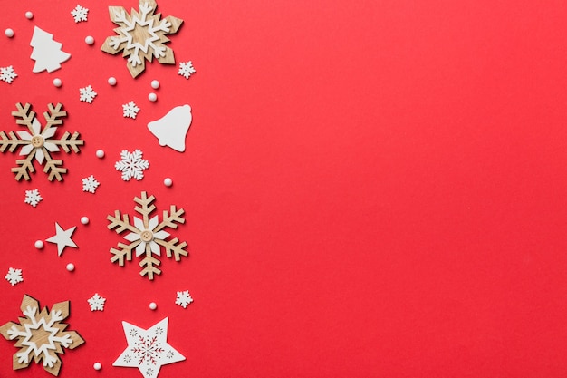 Flocons de neige de Noël blanc composition nouvel an. Fond de décor de Noël avec des pommes de pin. Vue de dessus avec espace de copie