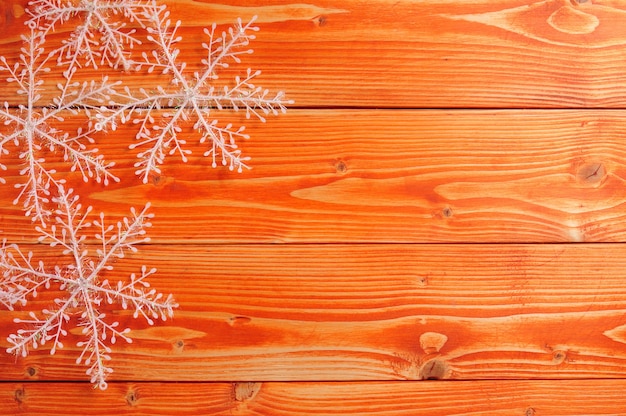 Flocons de neige de Noël et du nouvel an sur fond de bois