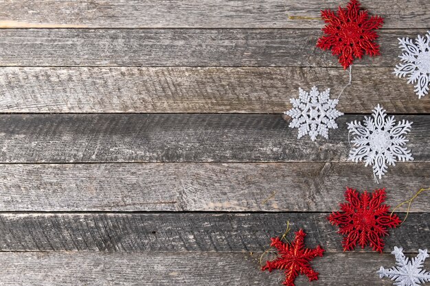 Flocons de neige de Noël sur fond en bois. Vue de dessus