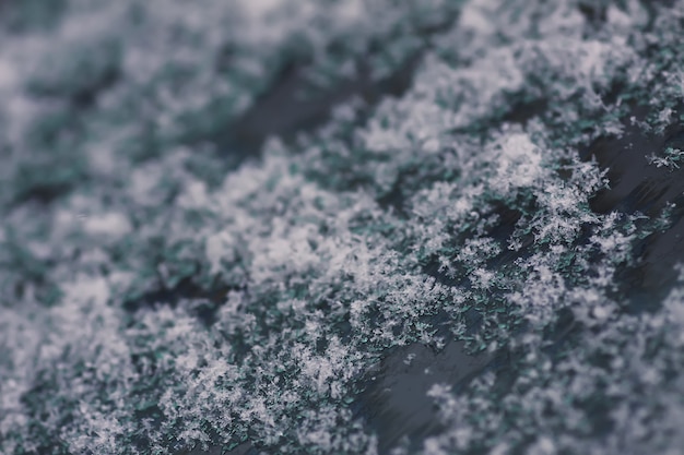 Flocons de neige pendant les chutes de neige sur la surface en verre.