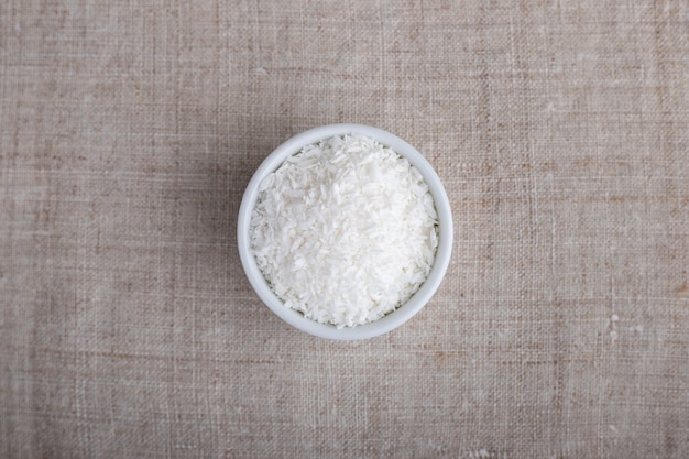 Flocons de noix de coco dans un bol sur la table