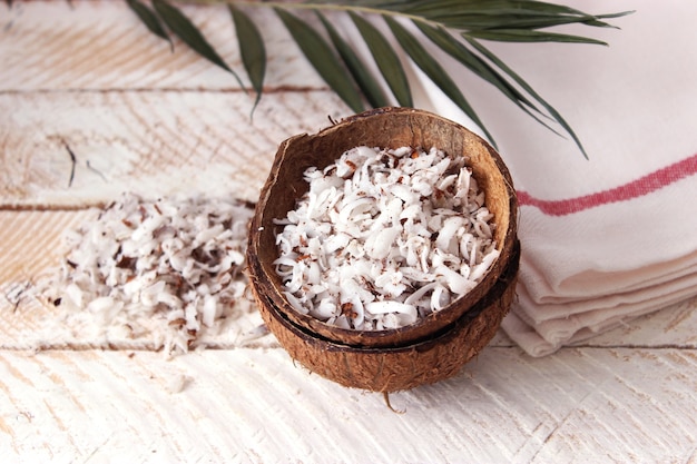 Flocons de noix de coco naturels sur le plan rapproché de table