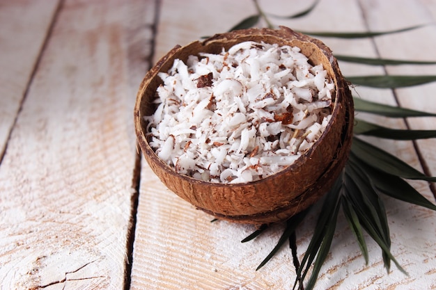 Flocons de noix de coco naturels sur le plan rapproché de table