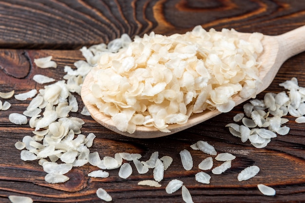 Flocons de riz sur bois foncé