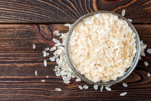 Flocons de riz sur bois foncé