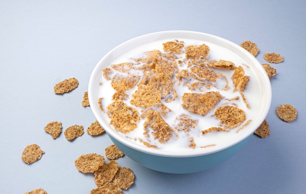 Flocons de son avec du lait dans un bol, céréales pour petit déjeuner sain