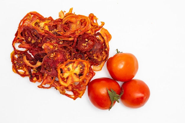 Photo flocons de tomates rouges déshydratées légumes séchés au soleil